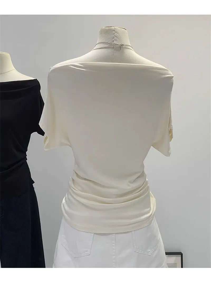 Sommerliches, schwarzes Damen-T-Shirt mit einem Schulterträger, kurzen Ärmeln, im koreanischen Stil, figurbetont, mit freiem Schulterbereich, modisch. – Detail 8