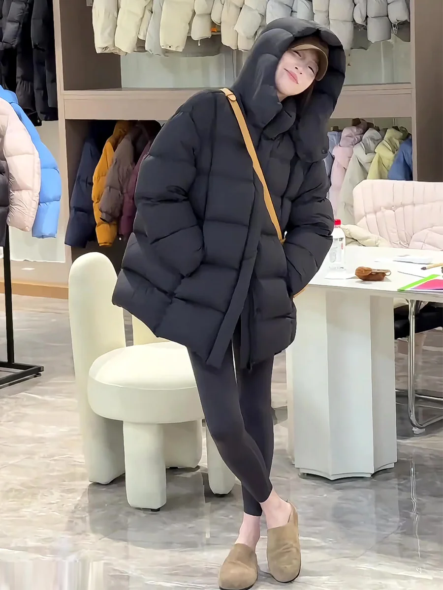 Damska kurtka puchowa do połowy łydki z kapturem, biała, z puchu, ciepła, luźna, codzienna, zimowa, rekreacyjna, jednolita, zapinana na zamek.