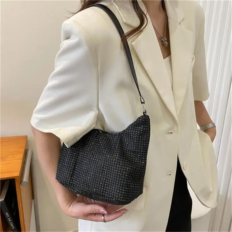 D46D Стоящий на плече на плеч