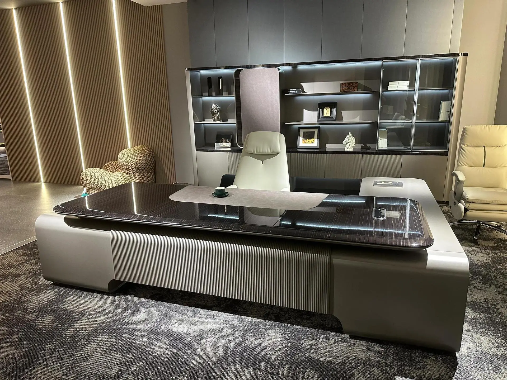 

Офисный стол руководителя, черный шпон эбенового дерева + глянцевая окрашенная столешница, минималистичный дизайн, большой размер, стол для кабинета генерального директора