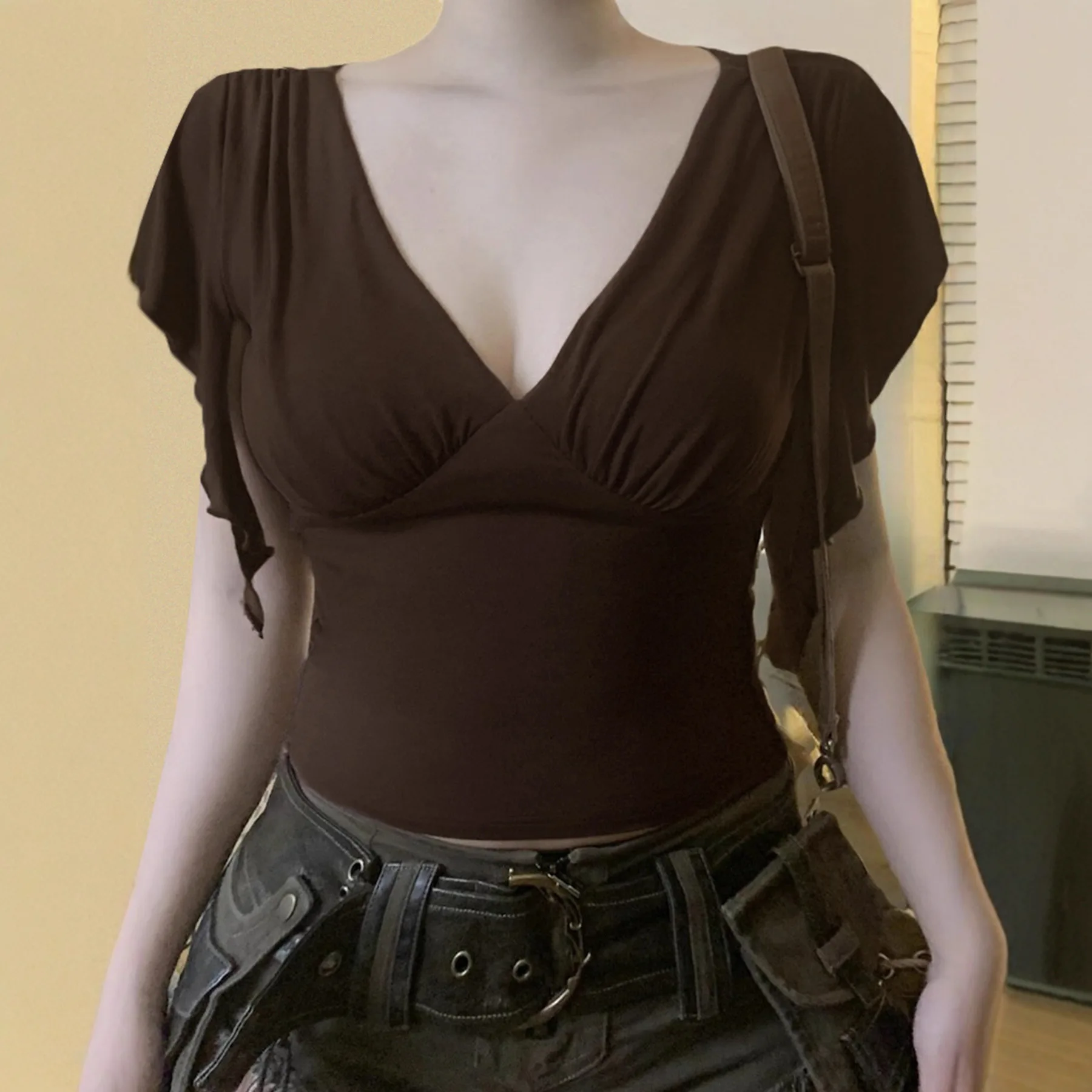 

Европейская и американская футболка в стиле ретро с v-образным вырезом неправильной формы и перекрестной лентой, сексуальный однотонный тонкий и тонкий плиссированный топ