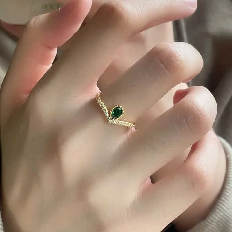 خاتم قطرة الماء الذهبي الرائع والأنيق من القرون الوسطى الفرنسية بتصميم متخصص أنيق وخفيف الوزن وحلقة على شكل حرف V فاخرة