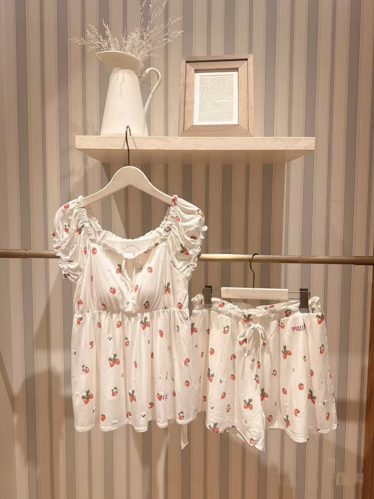 

Летний новый милый комплект пижамы с клубничным принтом и воротником-стойкой из чистого хлопка, домашняя одежда с нагрудными вкладышами, короткий рукав, круглый вырез