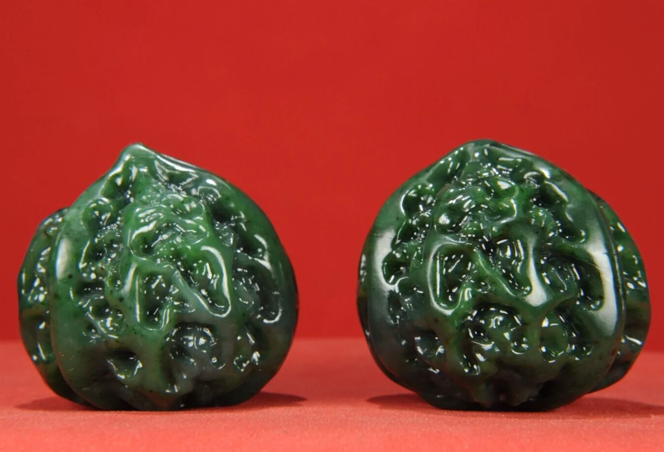 CERTIFIED A PAIR 380g 100% NATURAL HOTAN GREEN JADE (NEPHRITE) HANDCARVED WALNUT