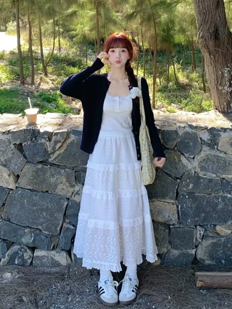 

Женский комплект из 3 предметов: винтажный вязаный кардиган, жилет на бретельках и юбка. Модный мягкий корейский тренд для ранней весны.