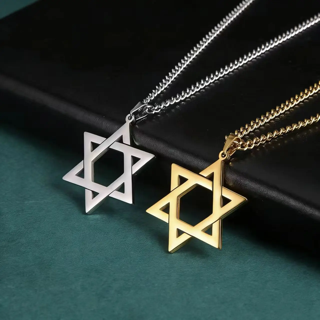 New model: six-pointed star necklace, stylish and minimalist pendant, suitable for men, women, and couples; openwork design.