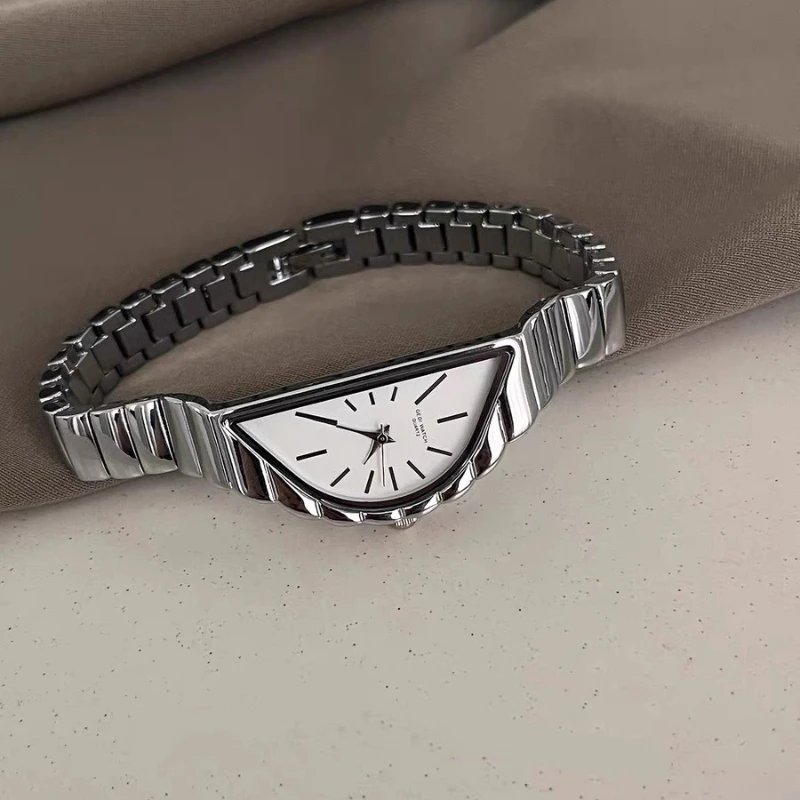Jam Tangan Wanita Mewah 2025 Jam Tangan Emas Bentuk Unik Jam Tangan Premium Unik Jam Tangan Desainer Wanita Bahan Stainless Steel Quartz Hadiah