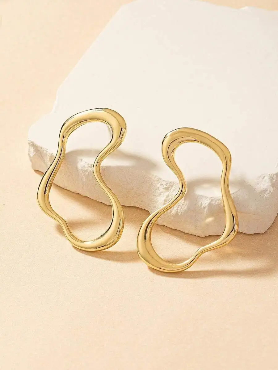 

Structured Hollow Out Stud Earrings For Daily Wear