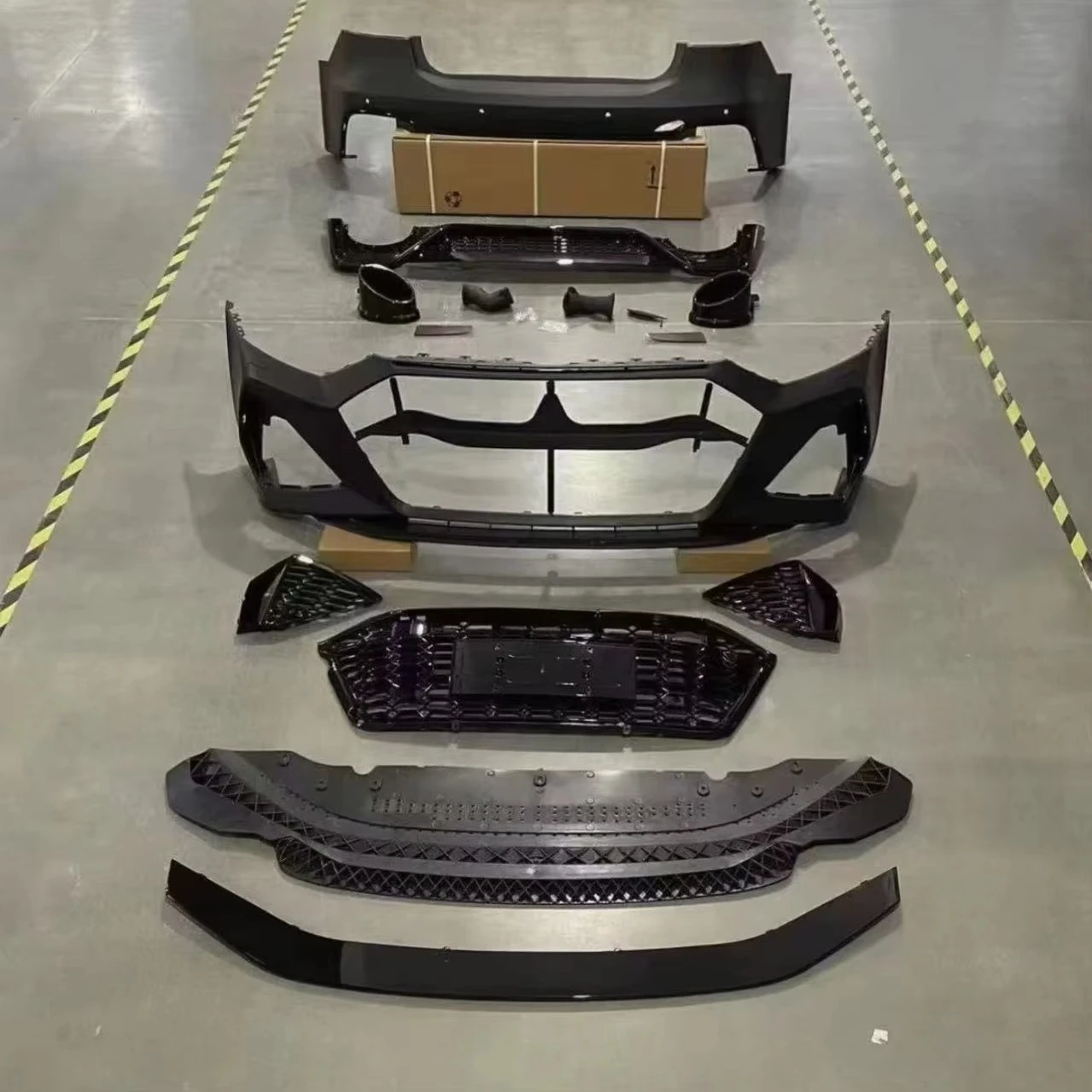 

Комплект для модернизации и переоборудования переднего и заднего бамперов STLF для новых Audi A7 C8 RS7, а также комплект обвеса RS7