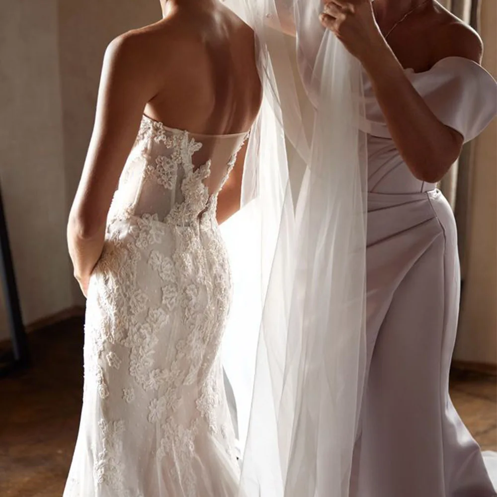 ชุดแต่งงานนางเงือกสุดหรูแบบสั่งตัดสำหรับเจ้าสาว ผ้าทูลล์จับจีบประดับลูกไม้  แบบไร้สาย  ปี 2025