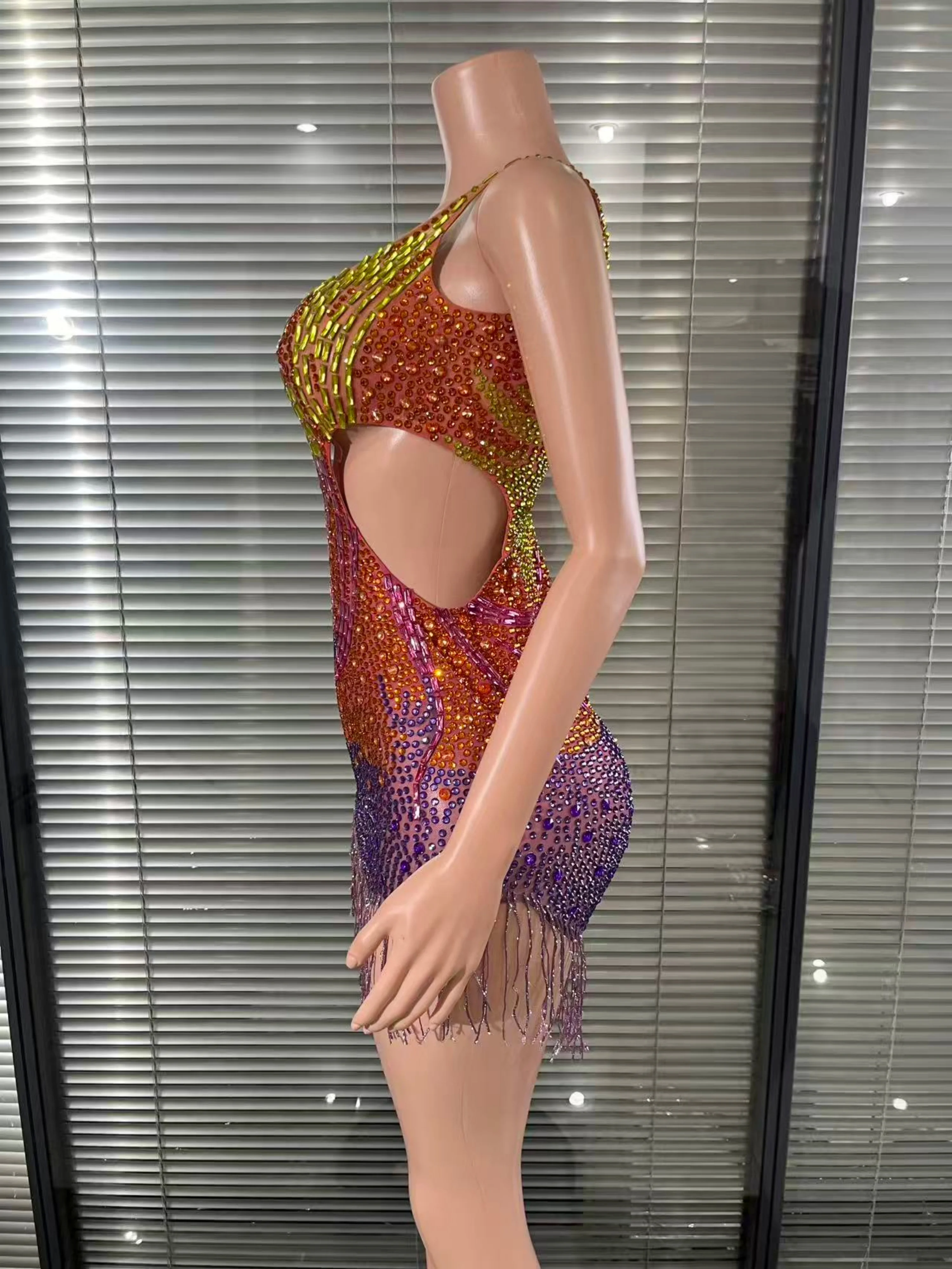 Sofisticato abito corto con nappe ritagliate con strass colorati su misura Abito da compleanno per club in costume da spettacolo di danza sexy da donna