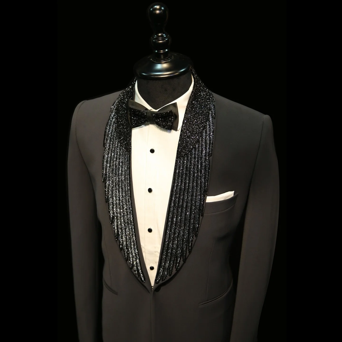 ชุดสูทแต่งงานผู้ชายแบบทันสมัย ตัดเย็บตามสั่ง 2 ชิ้น เสื้อสูทและกางเกง ปกแบบชาล กระดุมเดี่ยว ประดับลูกปัดและลายปัก  ชุดสูททางการที่ทันสมัย ปรับแต่งได้