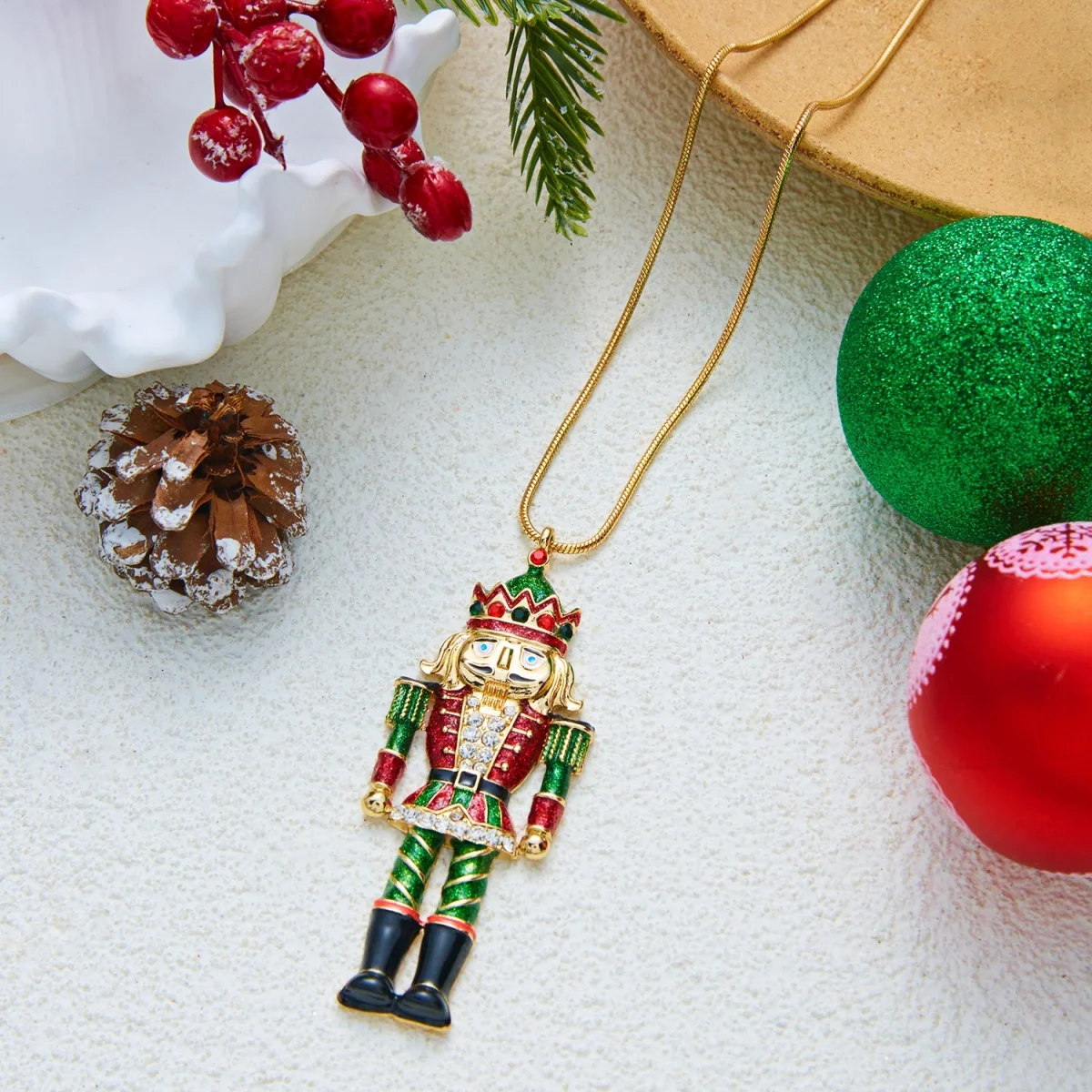 Weihnachtlicher Nussknacker-Soldaten-Anhänger, Halskette für Damen, Strass-Emaille-Charm, verstellbare Schlangenkette, Festtags-Schmuck – Detail 10