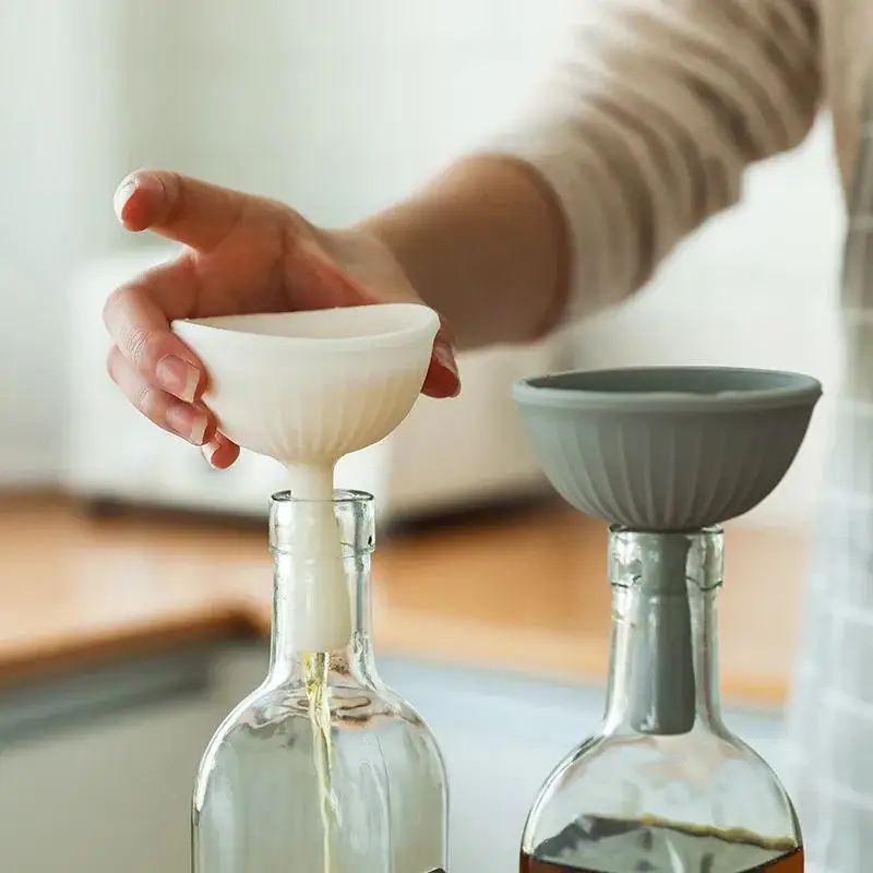 1PC Kitchen Silicone Funnel Splash Proof Does Not Stick To Oil Creative Multifunctional Food Grade Oil Leak Seasoning Plate
