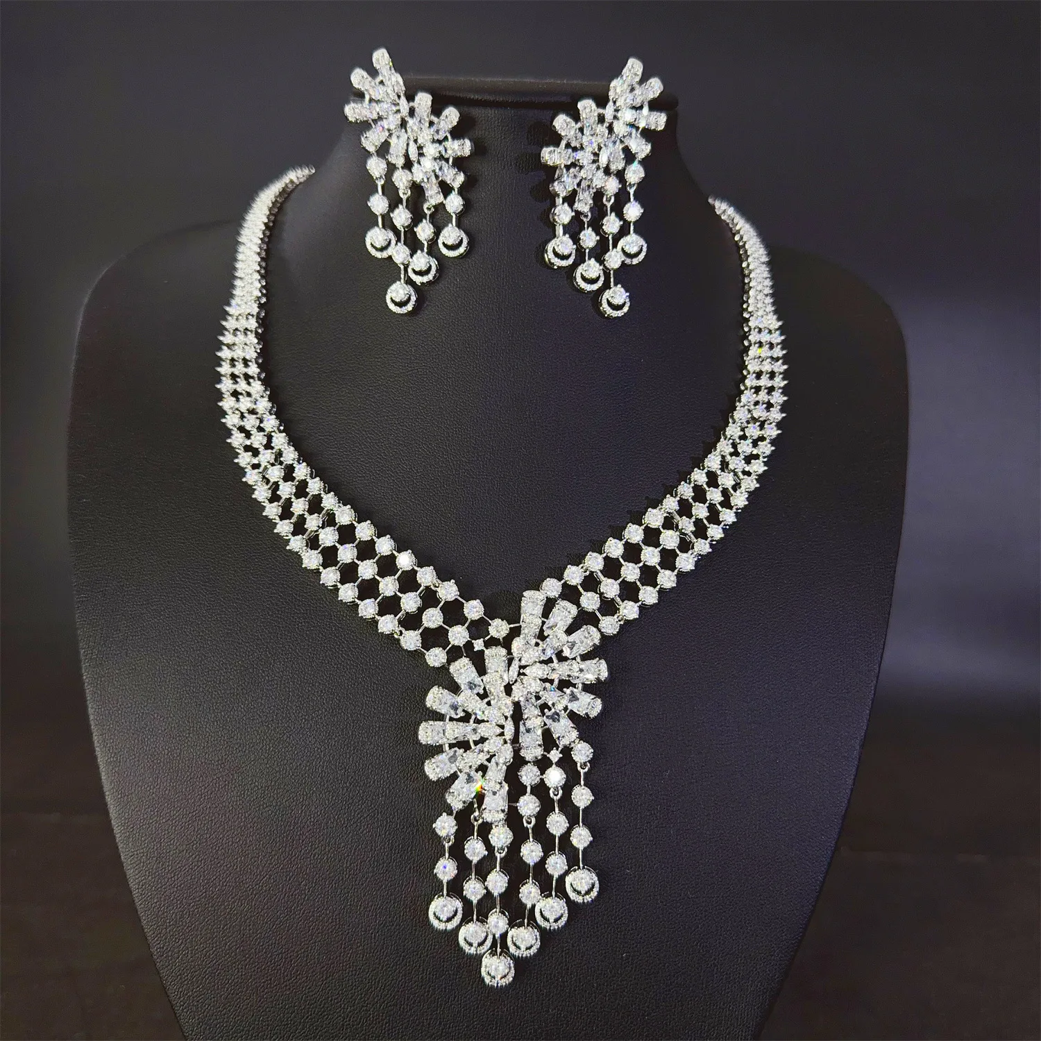 

New stunning women's suit sliver color necklace earrings women's dress decoration light luxury jewelry wedding holiday gift M910