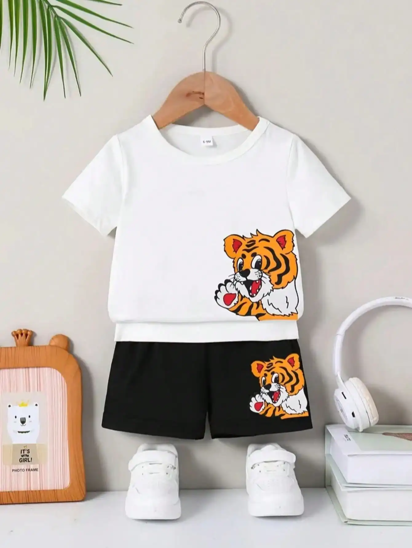 Sommer-Kinderbekleidungsset mit Cartoon-Tiger-Print, Rundhals-T-Shirt und elastischem Bund, einfarbige Shorts. – Detail 4