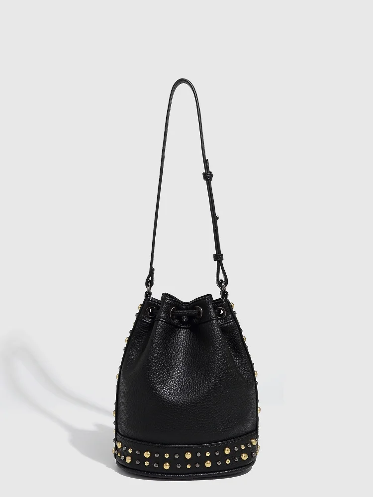 2025, neue Punk-Stil, schwarze Achseltasche für Damen, Retro-Nieten, PU-Leder, Schulter-Umhängetasche, herzförmige Kordelzug-Eimertasche