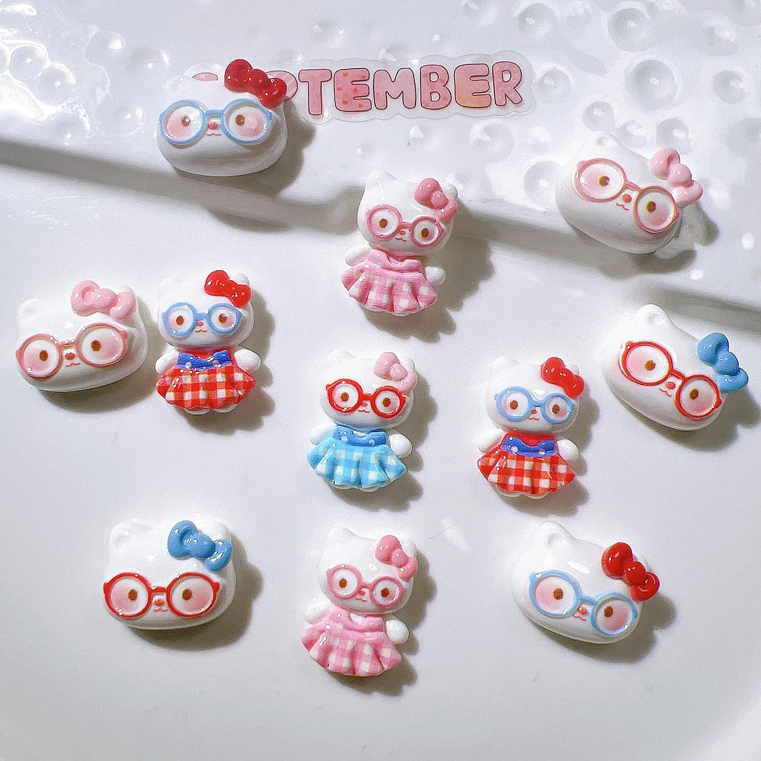 100 piezas de dijes planos de resina Kawaii Sanrio Hello Kitty para manualidades, álbumes de recortes, fundas de teléfono, accesorios de manualidades, venta al por mayor, artesanía en miniatura