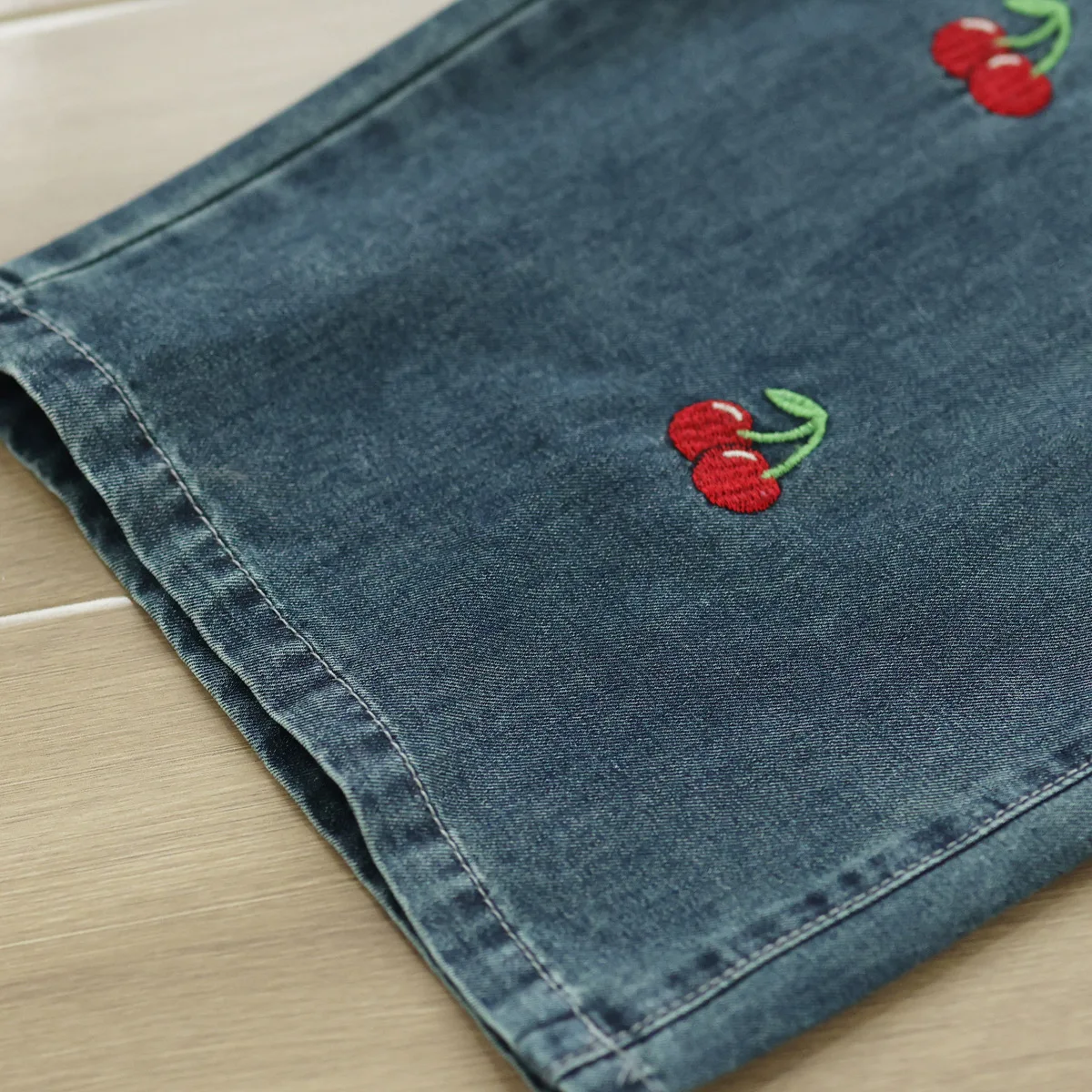 和菓子森ガールヴィンテージチェリー刺繍デニムストレートパンツ女性弾性ウエストカジュアルルーズジーンズワイドレッグパンツ