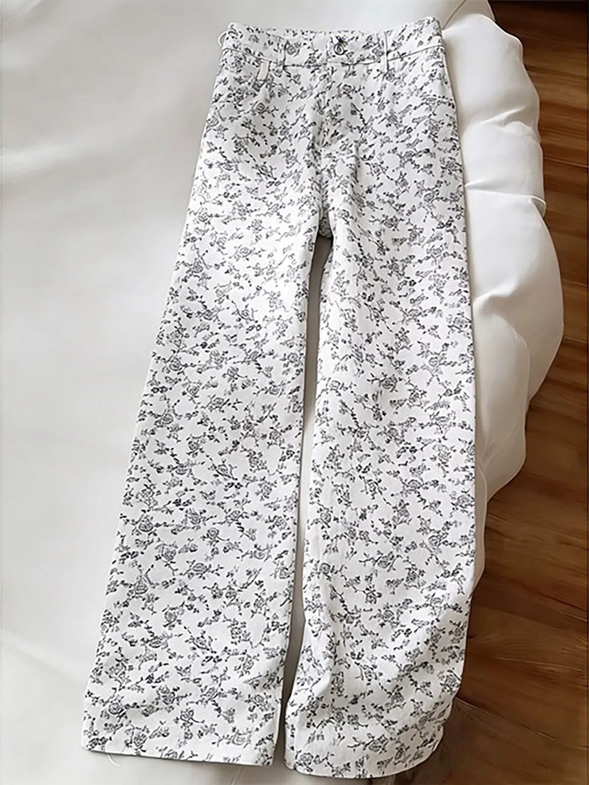 Trendy Vintage Embroidered Denim Jeans Straight Leg Bell Bottoms for Men And Women Youthful Style Standard Fit Water Washed