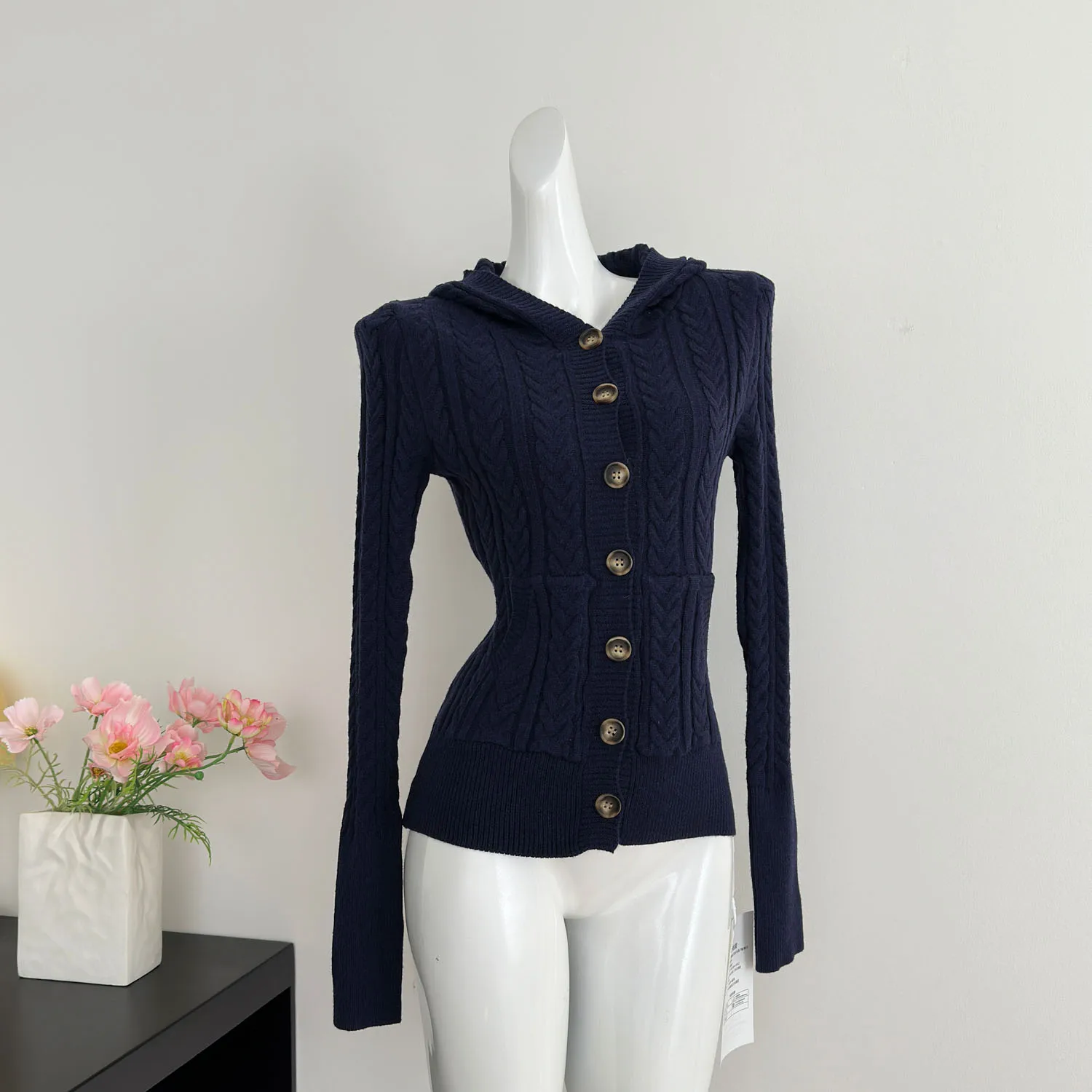 Шикарный кардиган с капюшоном в студенческом стиле: темно-синий вязаный свитер с затянутой талией для уютного осенне-зимнего образа Шикарный кардиган с капюшоном в студенческом стиле: темно-синий вязаный свитер с затянутой талией для уютного осенне-зимнего образа