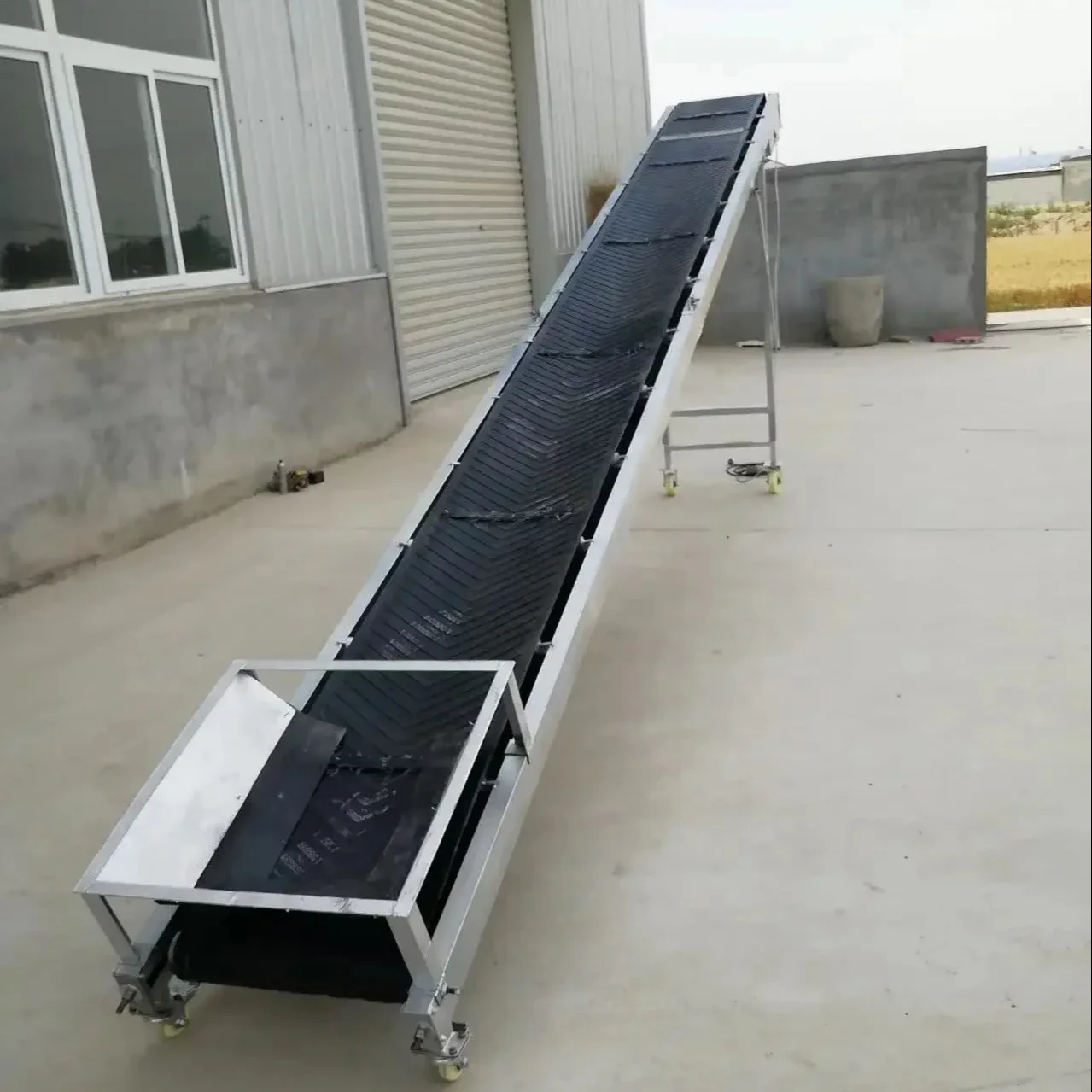 Foldable Small Conveyor Belt with  slip for Boxes Bags Grains Loading Conveyor Belt Machine