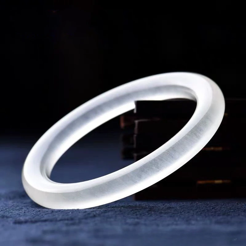 

Женский браслет из вискозы и нефрита