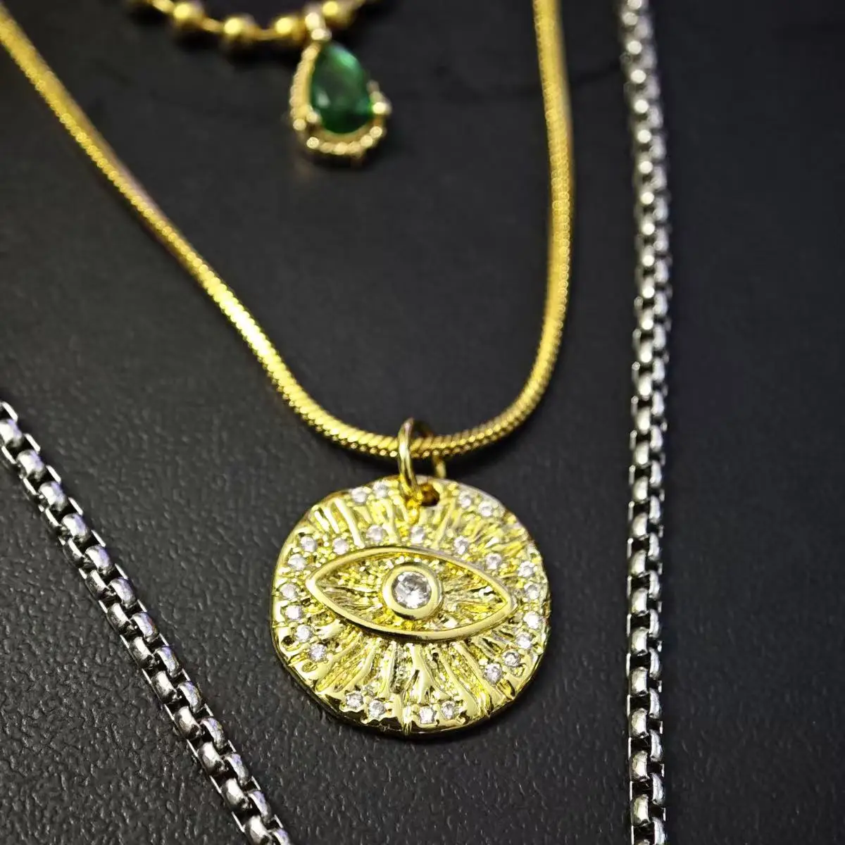 สร้อยคอจี้สามชั้นลายไพ่เอซของสเปดส์