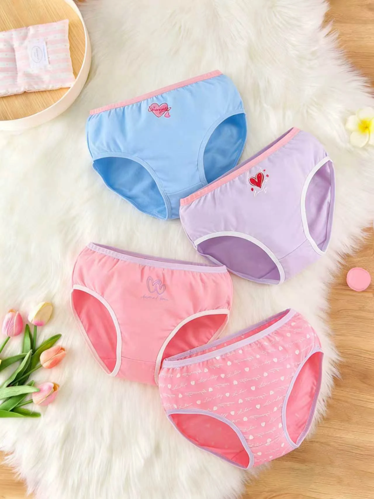 

Комплект из 4-х трусиков-танга для девочек с принтом в виде сердечек, приятные для кожи и дышащие.