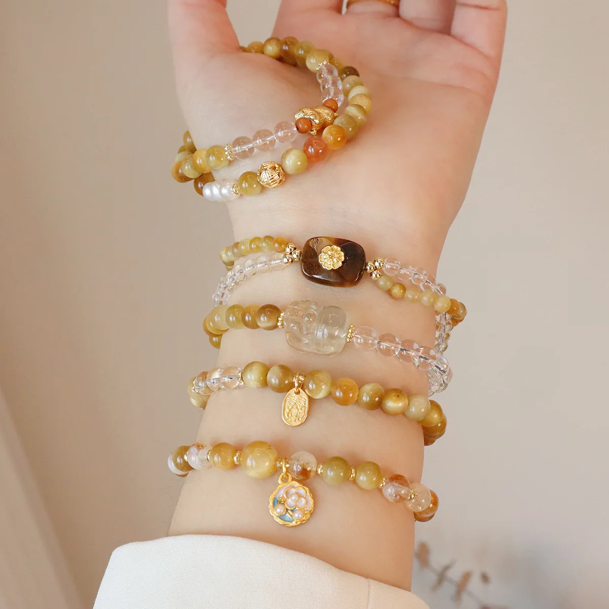 

Браслет из натурального золотистого тигрового глаза с белыми хрустальными бусинами — привлекательный шарм Pi Xiu и новые энергетические украшения в китайском стиле