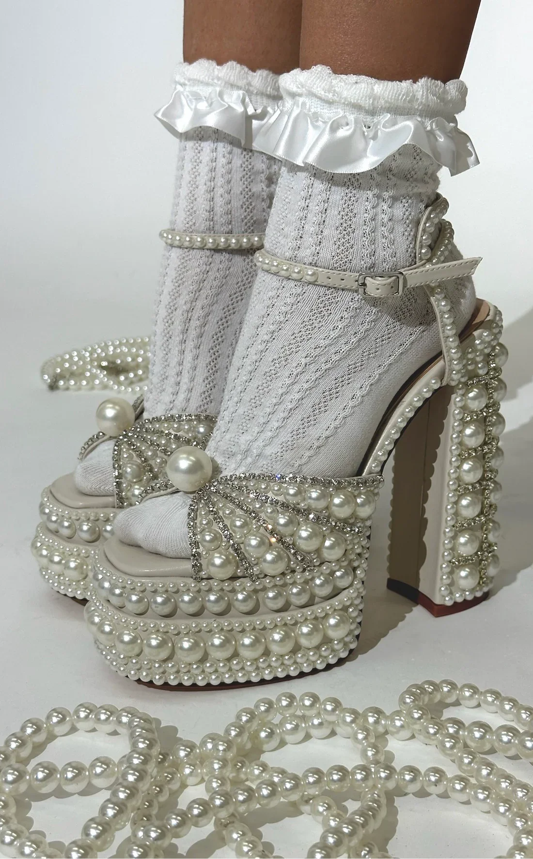 

2026 New in Women's white pearls diamond chunky heel sandals wedding bow elegant platform crystal high heels luxury designer