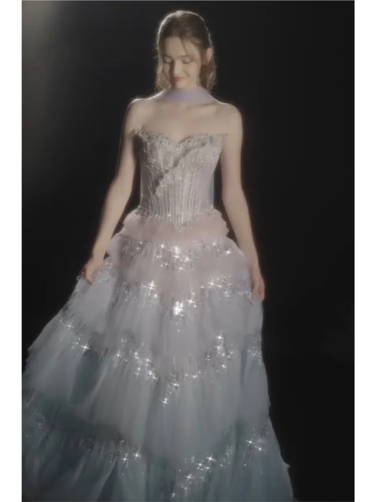 Abito da tostatura senza spalline lussuoso per banchetti da cerimonia da sogno in garza di lusso leggera e colorata