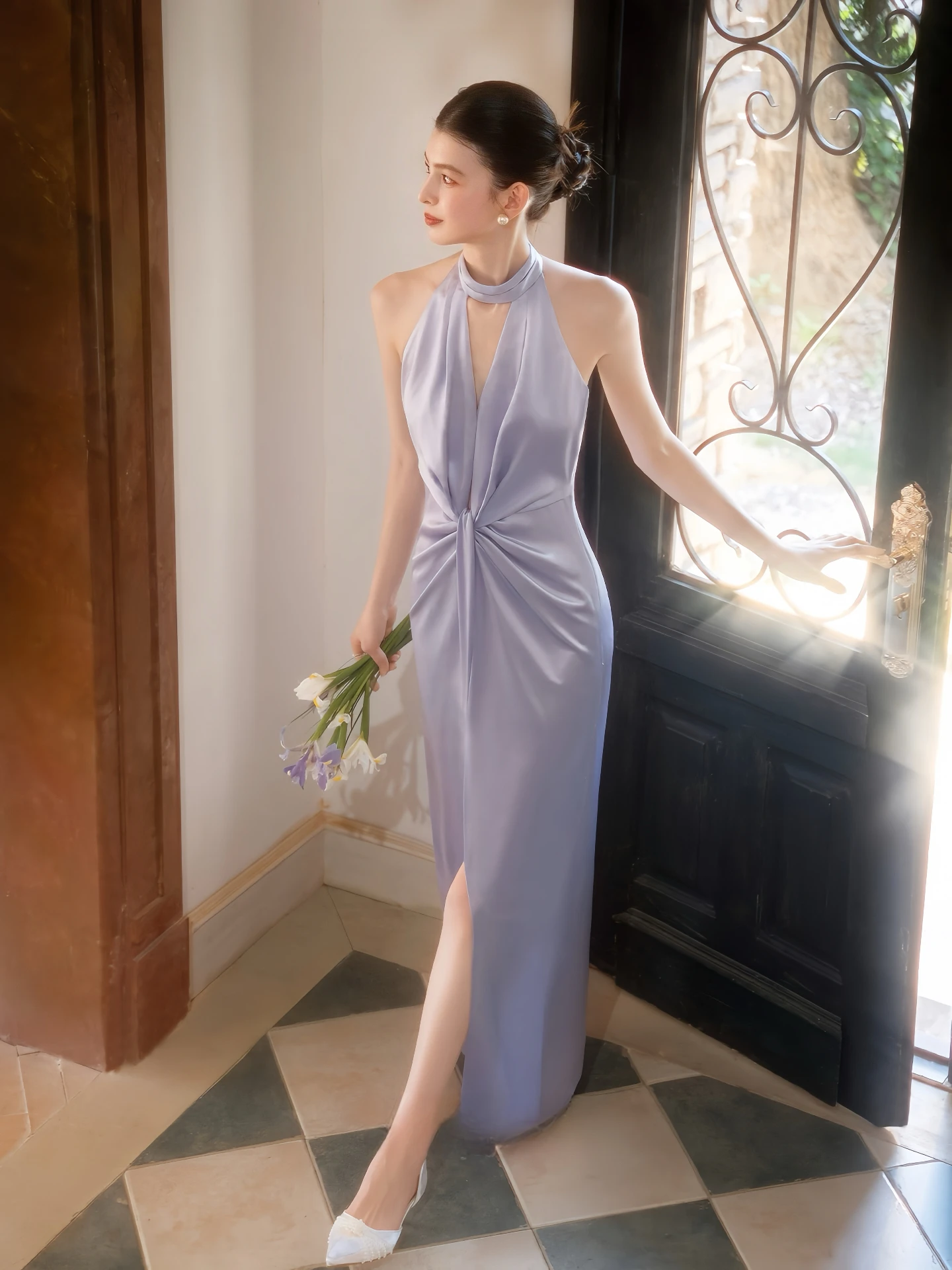 Jasnofioletowa suknia wieczorowa na studniówkę, typu halter, krój syreny, plisowana, z rozcięciem, elegancka, na formalne okazje, dla gościa, na imprezę taneczną, długa suknia maxi.