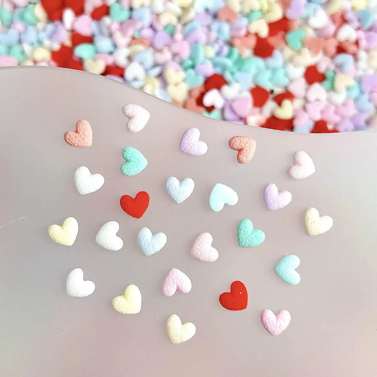 50 個かわいい漫画暗闇で光る樹脂ハートネイルチャームマカロンカラーハートネイルアートデコレーションマニキュア DIY アクセサリー