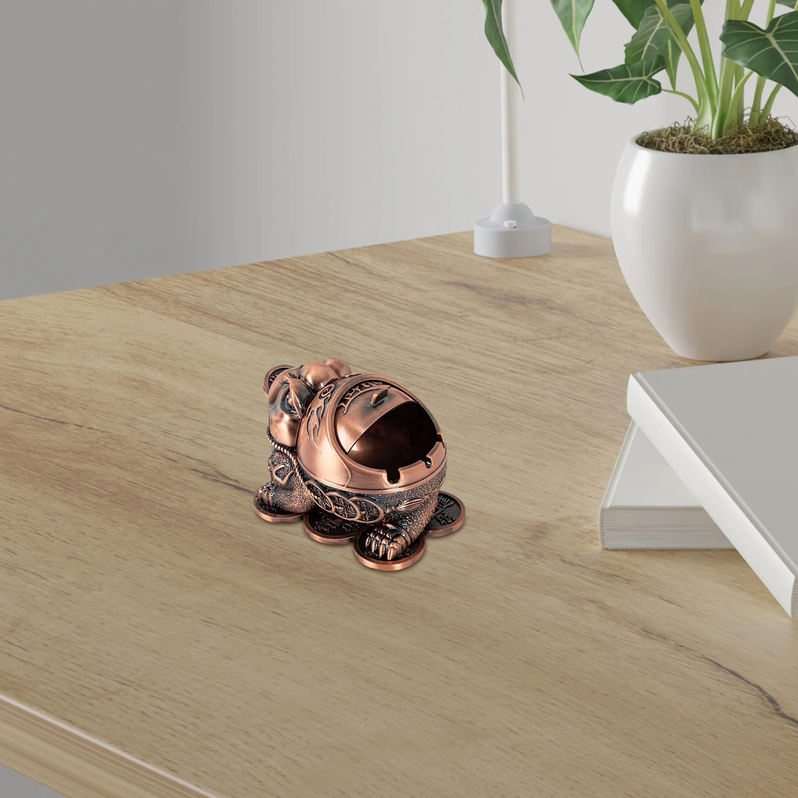 

Toad Shaped Ashtray Home Use Cigarette Butt Container Desktop nament Lidded Ashtray Indoor Household Decorative Zinc Alloy