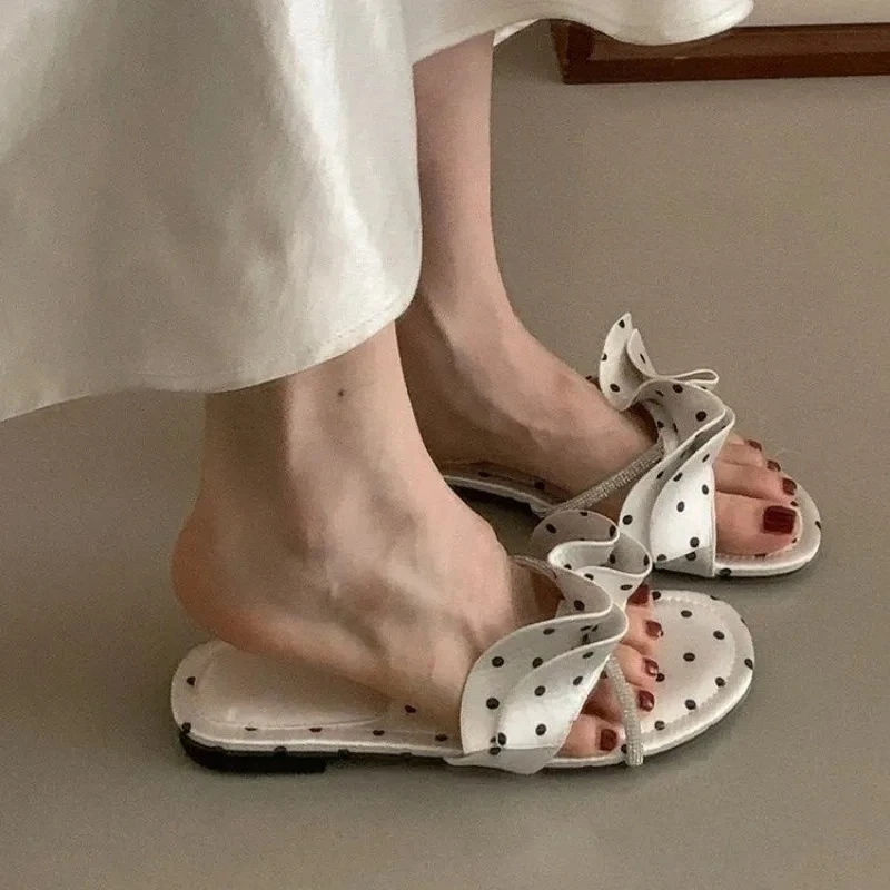 Französische Nischen-Rüschenpantoffeln für Damen, Outdoor-Sandalen mit offener Spitze und weicher Sohle, Sommer 2026 Neuheit