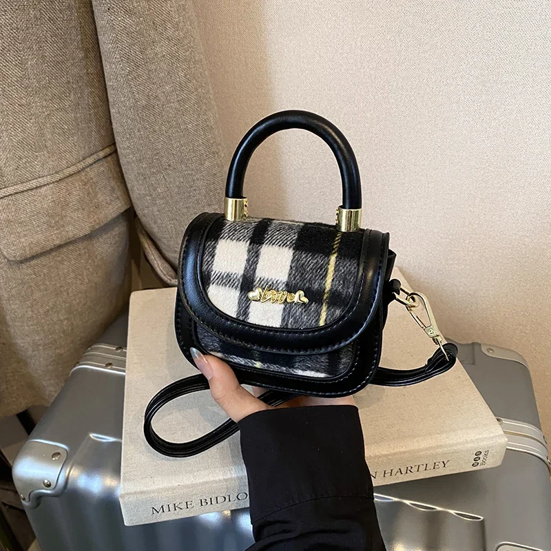 

Elegant Leather Clutch Bag Women Vintage Style Mini Purse For Casual Outings Fashionable Superstar Appeal