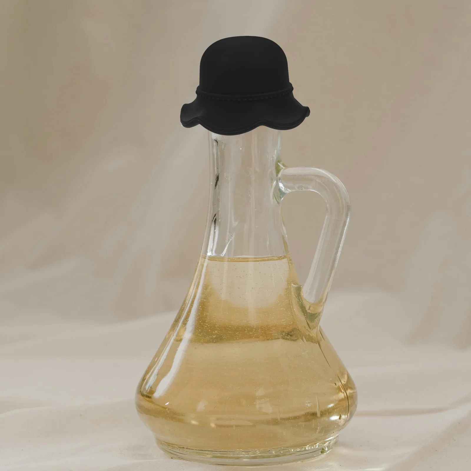 

2pcs Bottle Stopper Hat Shaped Silicone Plugs Reusable Sealing Decor for Glass Bottles Craft Novelty Red Black