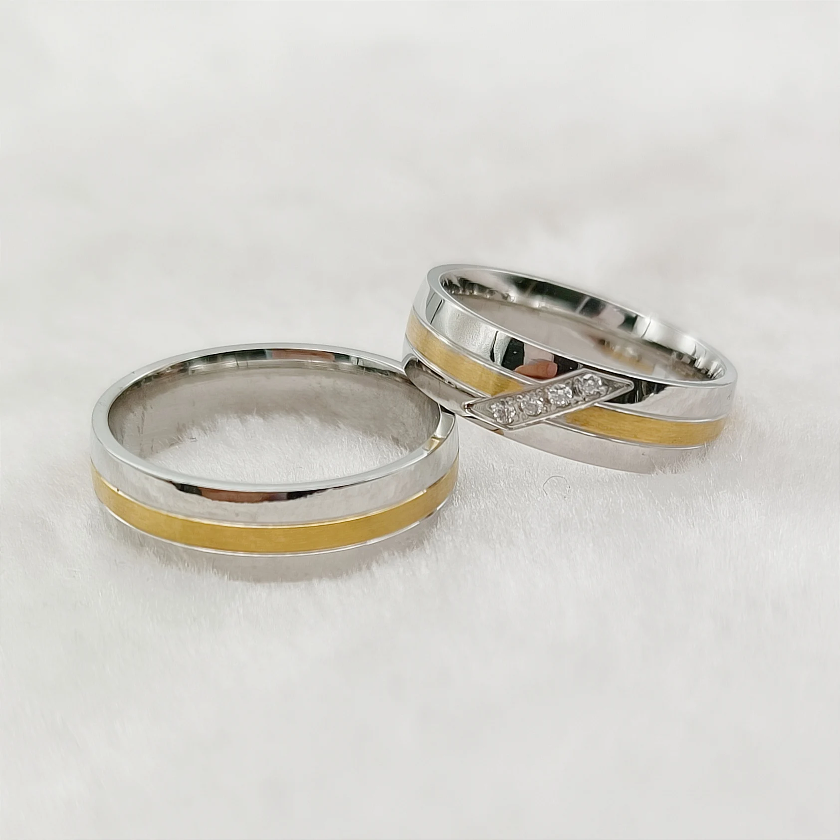 서양 그와 그녀의 결혼식 세트 저렴한 상징적 선물 사랑 동맹 남성과 여성을위한 은빛 신부 커플 반지