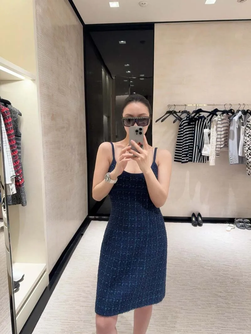 

Socialite Ms. Fan's fashionable and elegant dress, Jia Ling's waist cinched to show off her thinness, coarse tweed vest skirt