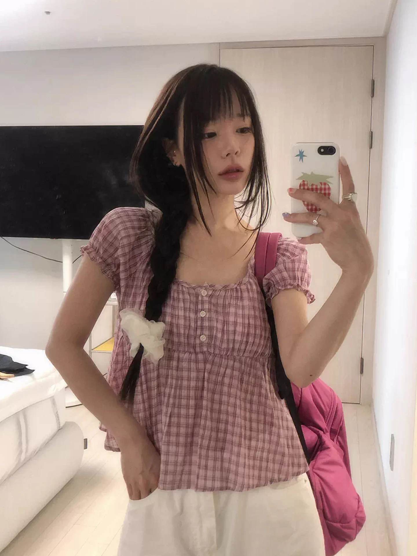 

Новая женская летняя рубашка в корейском стиле с плиссированными рукавами-фонариками, в клетку, свободного кроя, визуально уменьшающая возраст, в милом стиле.