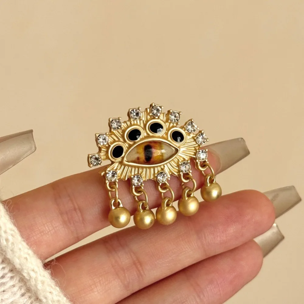 شخصية هندسية شيطان العين الدائري مبالغ فيها مربع عيون زرقاء حلقة واسعة لؤلؤة خمر خاتم الذهب الأصدقاء