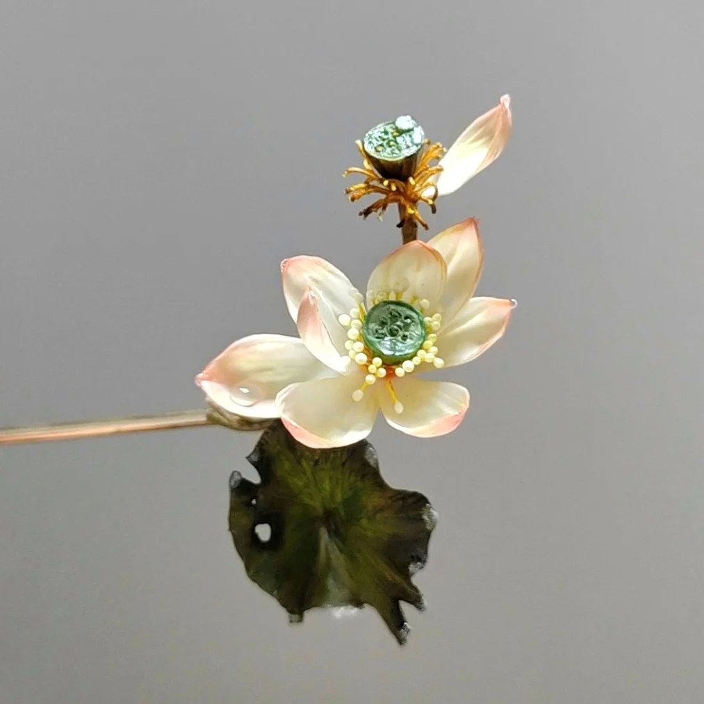 

leave the residual lotus to listen to the sound of the rain, cold porcelain