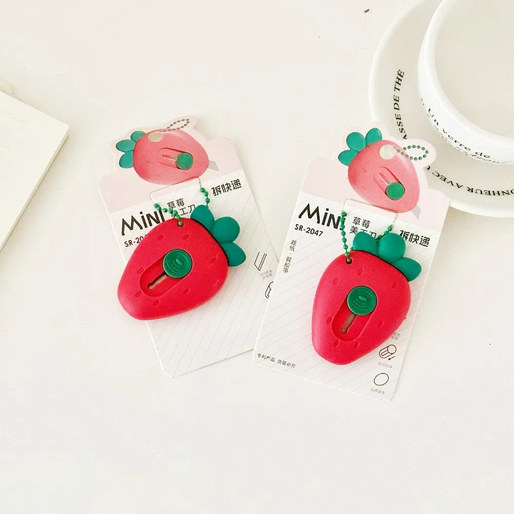 Cute Lightweight Mini Utility Cutter Retractable Plastic Art Cutter Strawberry Design Cutter Home Improvement