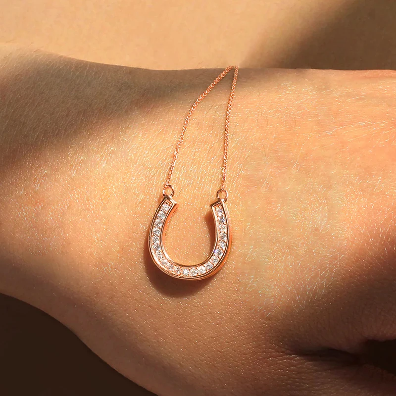 Huitan U Shaped Pendant Necklace for Women Exquisite Wedding Necklace with Shiny Cubic Zirconia Fashionable Choker Chain Jewelry