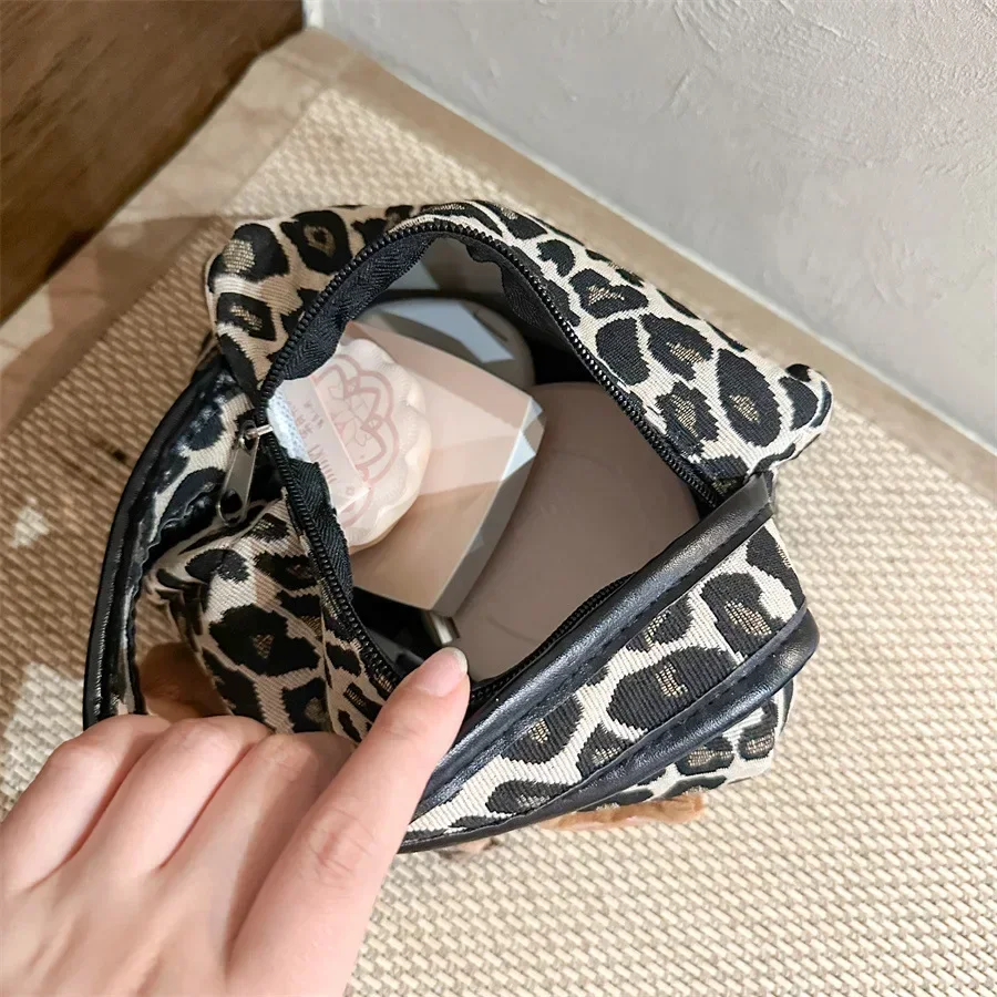 مرحبا كيتي ليوبارد طباعة حقيبة مستحضرات تجميل 2025 جديد سعة كبيرة مقاوم للماء منظم مستحضرات التجميل السفر المحمولة حقيبة أدوات الزينة هدية