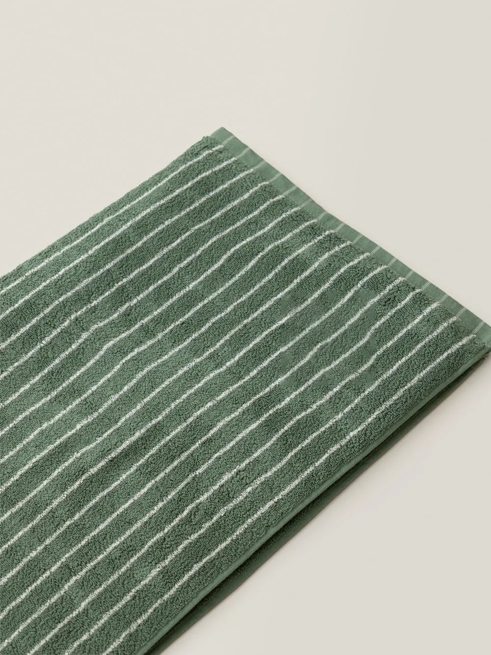 

Frosted Pines-Striped Pure Cotton Bath Towel,100% Combed Cotton,Luxury Shower Towel,Super Absorbent(Pack of 1)