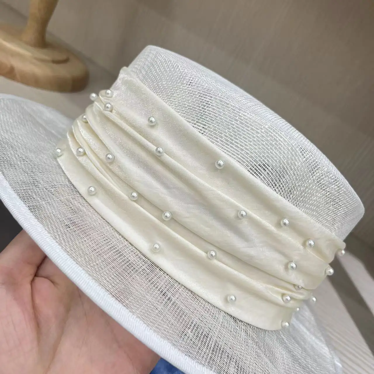 Ladies Summer Fedoras Sinamay Fansinatior Hat Pearls Band Sun Hat for Women Wide Brim Boater Hats Wedding Church Derby Headwear