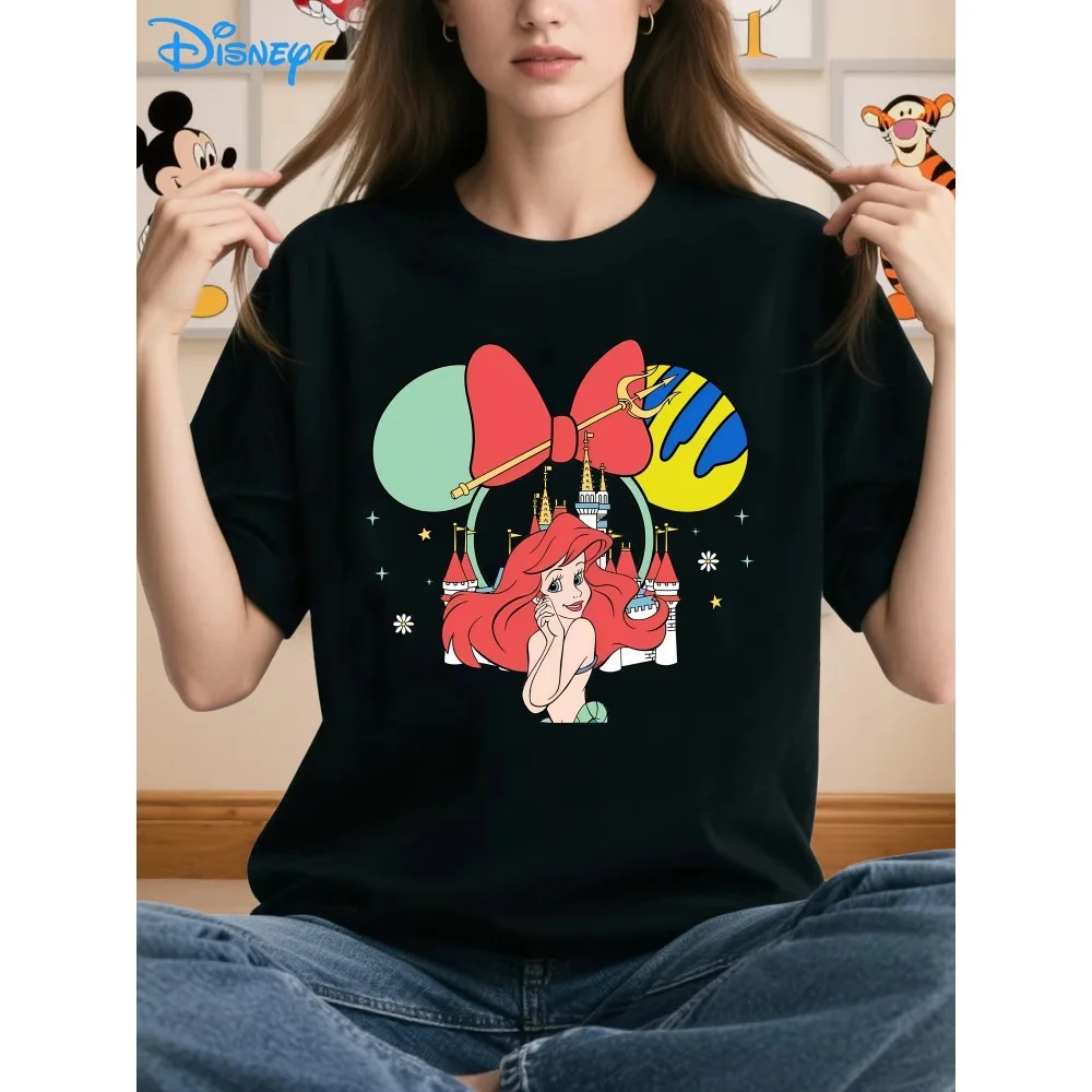 ディズニー リトル・マーメイド アリエル Tシャツ ゆったりとしたカジュアルなデザインで、象徴的なアリエル・フロードとセバスチャンのパターンが特徴です。通気性のある柔らかいコットンです。