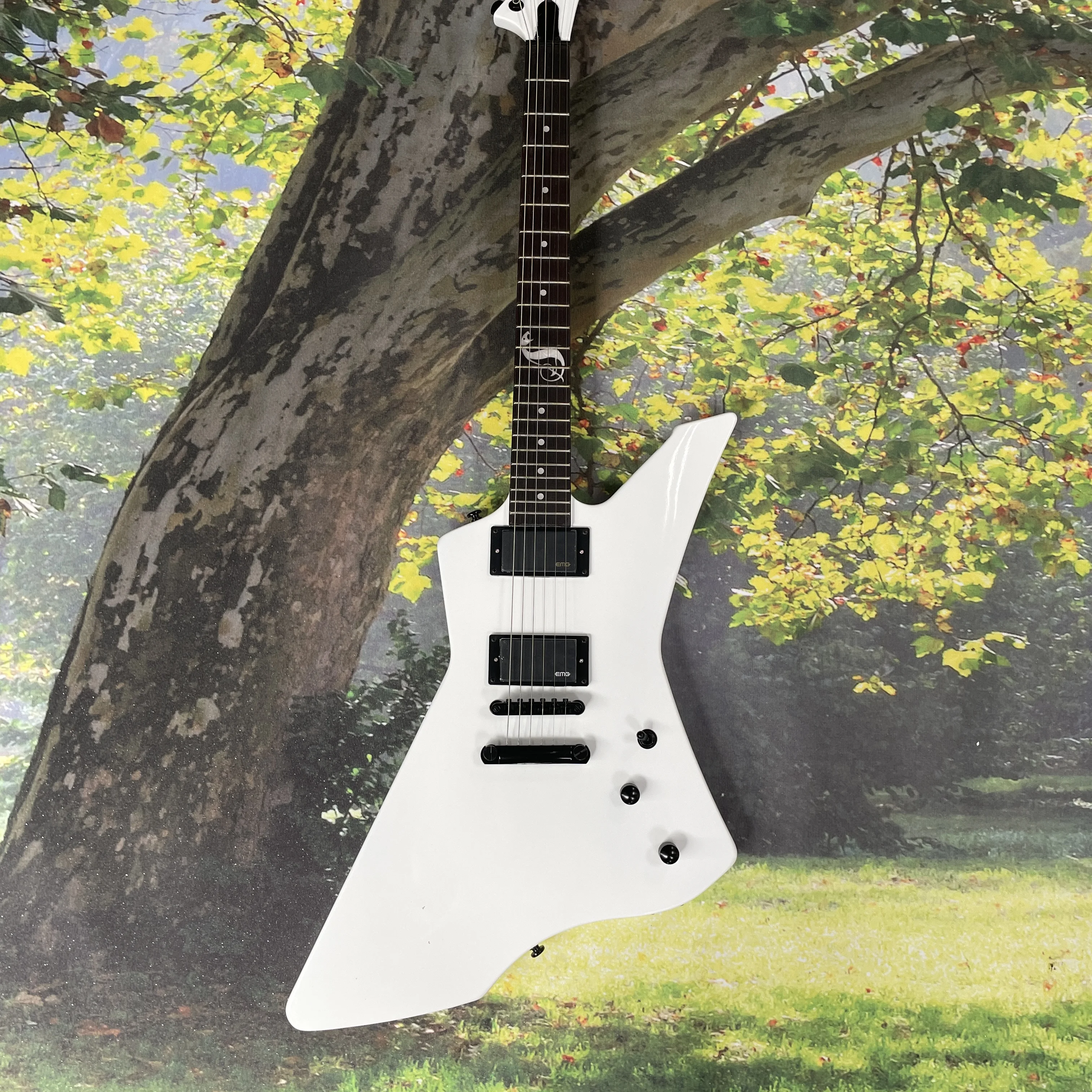 6-string electric guitar,rosewood fingerboard pure white odd-shaped guitars, double-coil pickup speed-picking electric guitarra